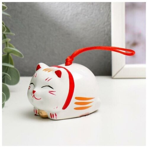 Сувенир колокольчик Манэки-нэко лежит керамика 57х55х5 см 330₽