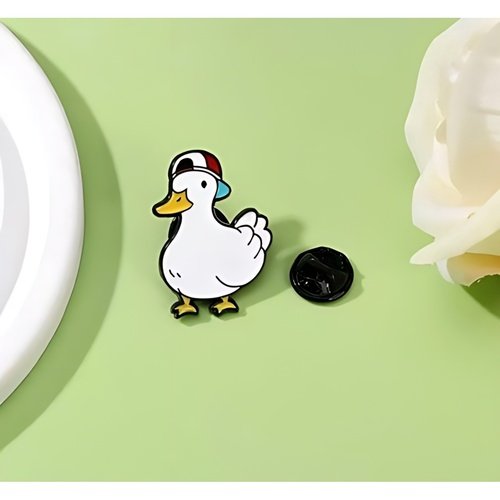 Значок эмалированный Модная уточка
